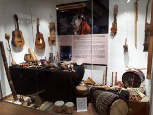 Centro de interpretación de la música Lombarda. Los instrumentos del viaje de Lúa.