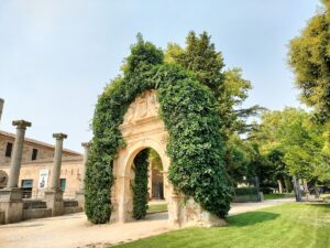 Arco y columnas del antiguo convento de San Jerónimo