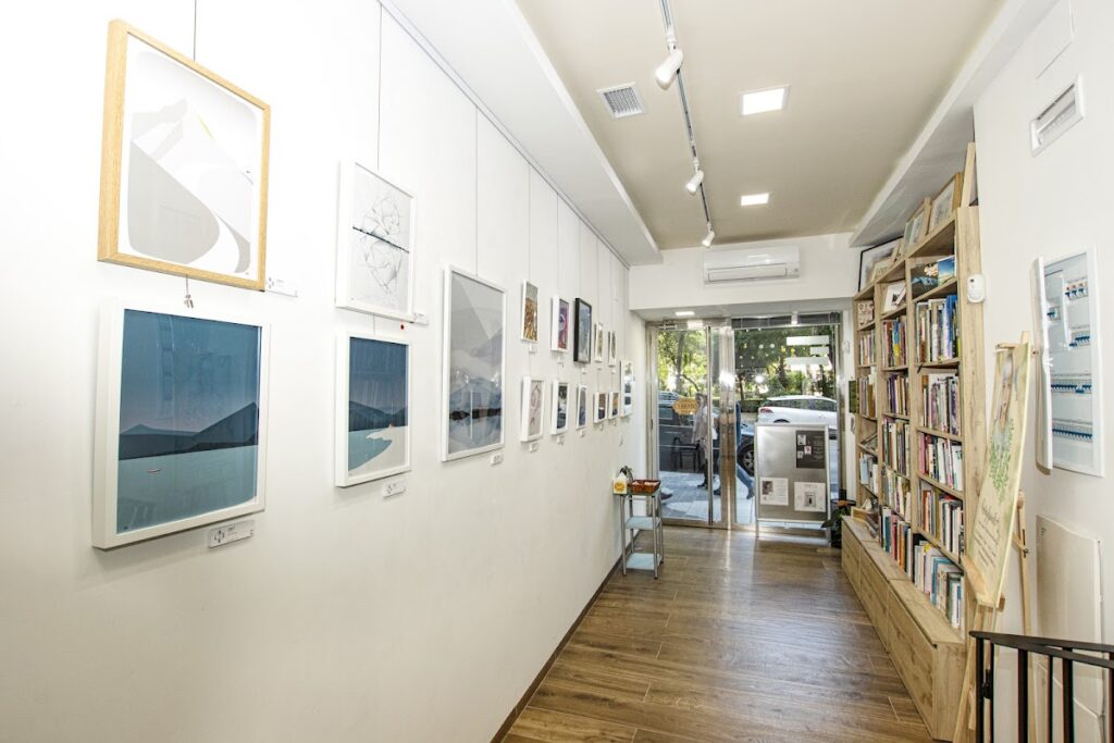 La lente y el pincel – estudio creativo y librería especializada