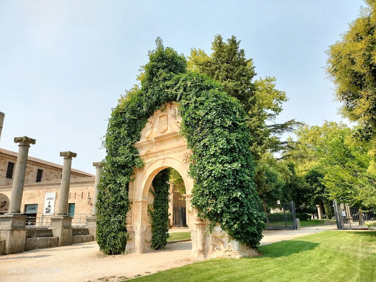 Arco y columnas del antiguo convento de San Jerónimo