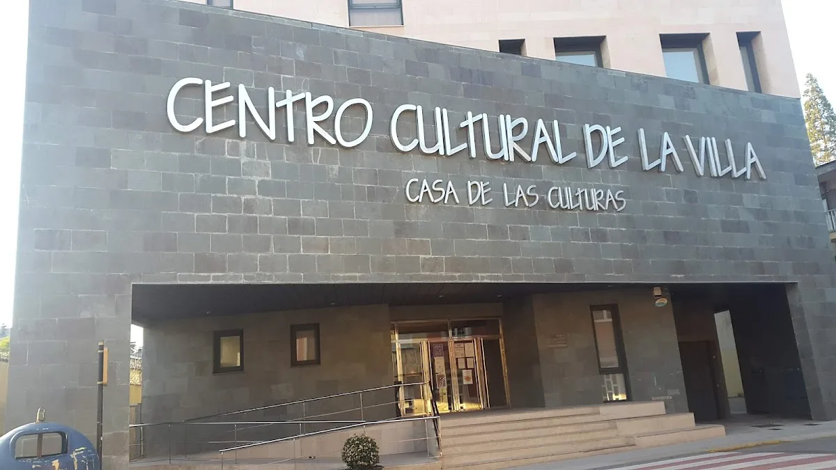 Casa de las Culturas Biblioteca municipal, salón de actos y museo