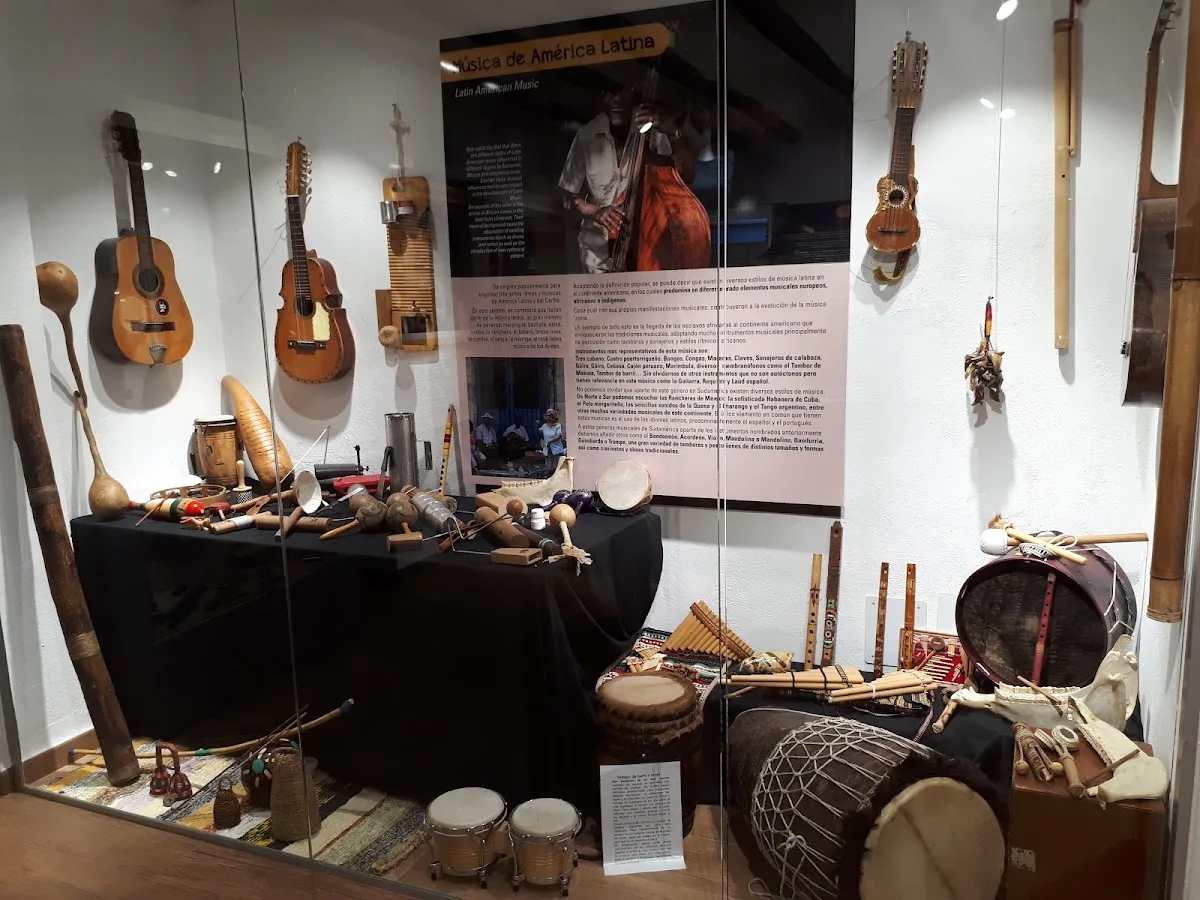 Centro de interpretación de la música Lombarda. Los instrumentos del viaje de Lúa.
