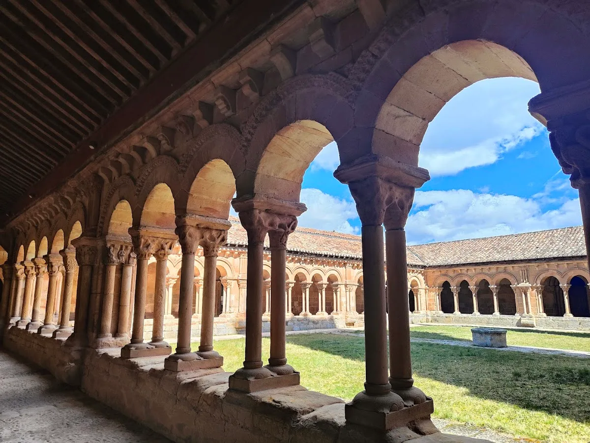 Concatedral de San Pedro y Claustro Románico