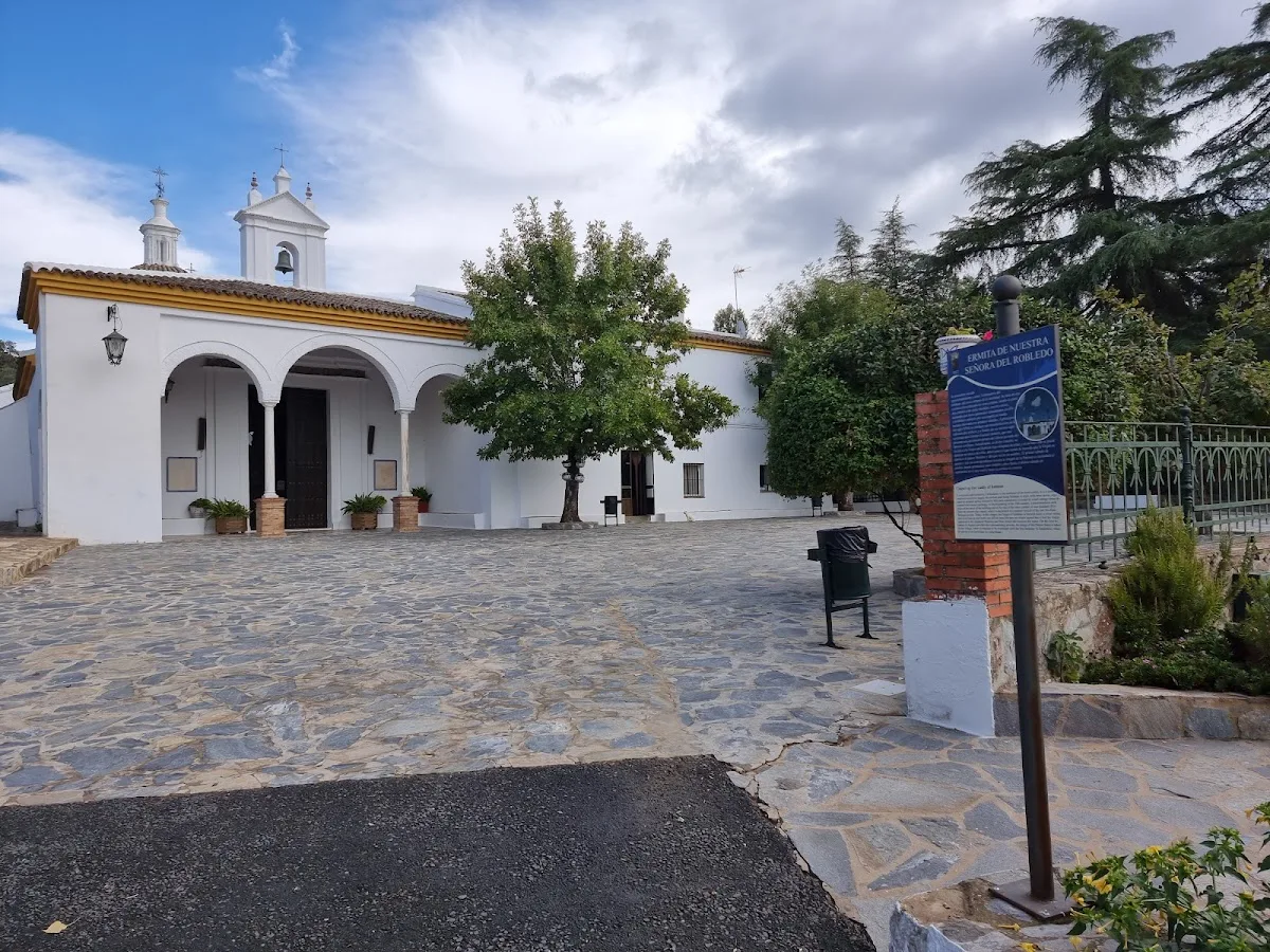 Iglesia de la Virgen del Robledo
