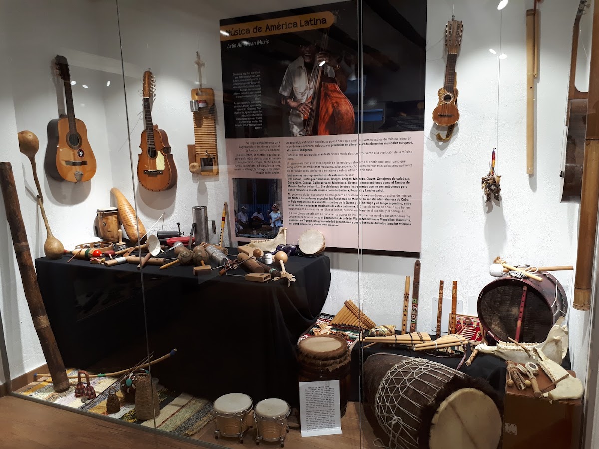 Centro de interpretación de la música Lombarda. Los instrumentos del viaje de Lúa.