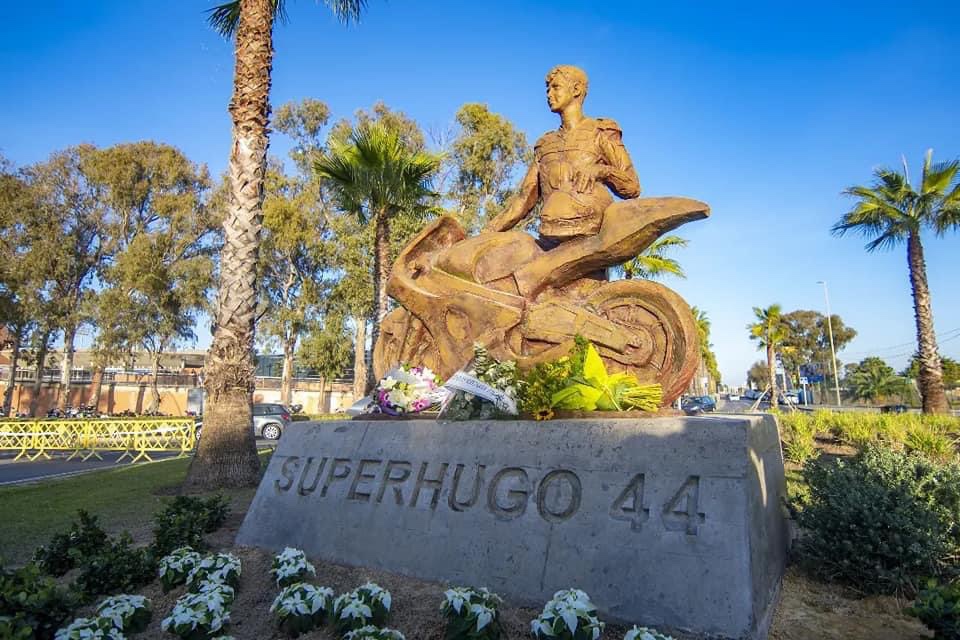 Monumento a Súper Hugo 44