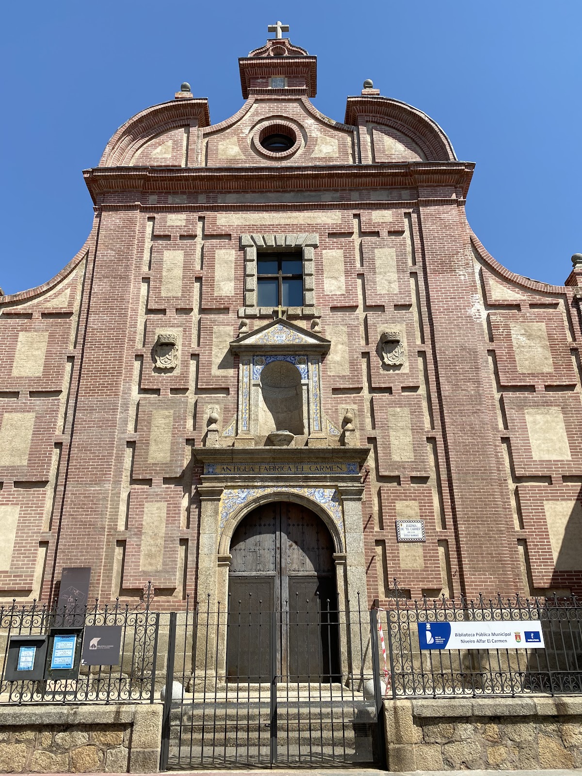 Biblioteca Niveiro Alfar El Carmen