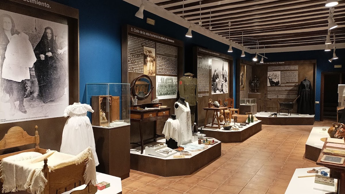 Hospital de Santiago - Museo Etnográfico